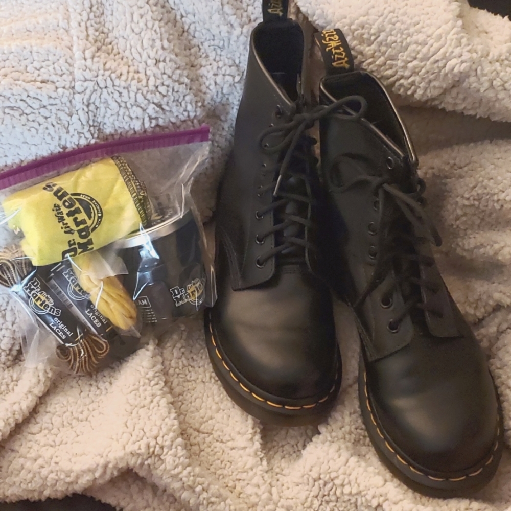 Black Dr. Martens Lace Up 1460 Smooth MUST GO
